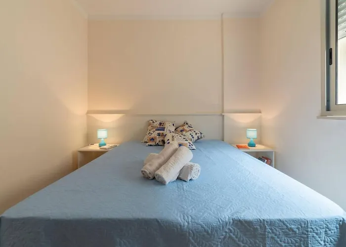 Bright Near The In أوترانتو